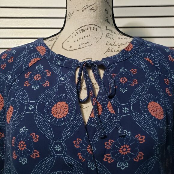 Dip Popover Blouse Women's 3X Blue Geometric Medallion Tie Neck Button Cuff Boho - Picture 2 of 8